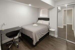 3 bedrooms, desk, iron/ironing board, travel cot - Cozy 3BR Caledon Bsmt Suite w/ Private Access & Basketball Court—Near Brampton! (Caledon)