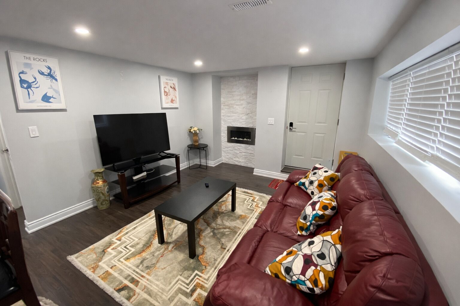 Una Smart TV, una chimenea