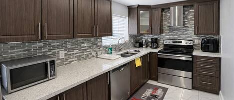 Refrigerador, microondas, horno y parrilla de estufa