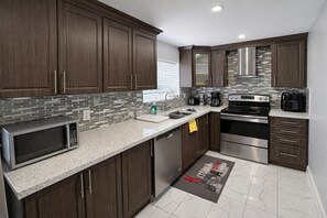 Fridge, microwave, oven, stovetop - Cozy 3BR Caledon Bsmt Suite w/ Private Access & Basketball Court—Near Brampton! (Caledon)
