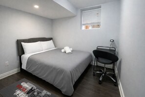 3 bedrooms, desk, iron/ironing board, travel cot - Cozy 3BR Caledon Bsmt Suite w/ Private Access & Basketball Court—Near Brampton! (Caledon)