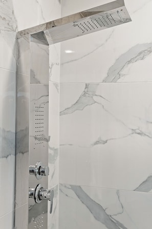 Doccia, asciugacapelli, asciugamani, sapone