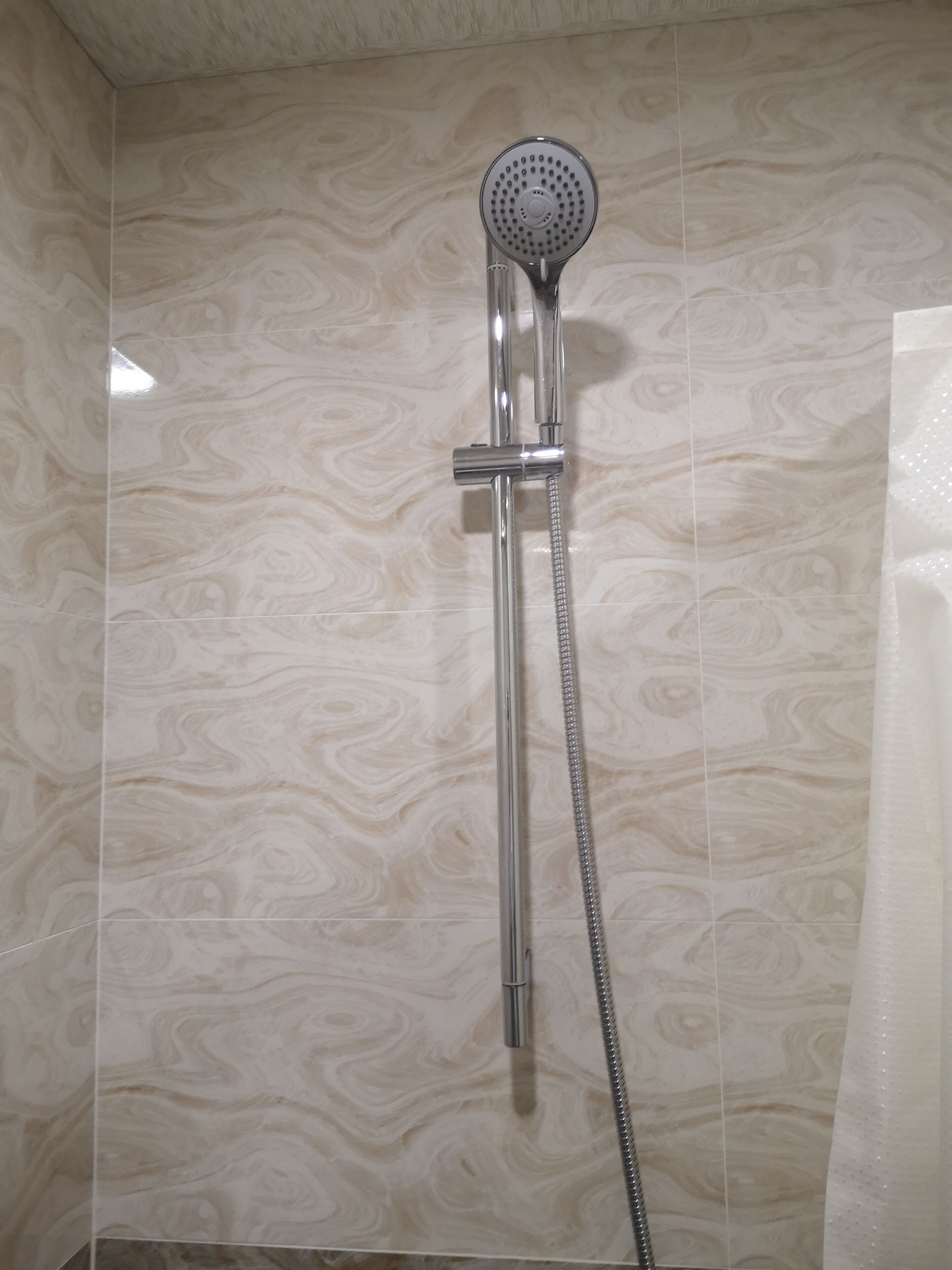 Twin Room | Bathroom | Shower, free toiletries, hair dryer, slippers