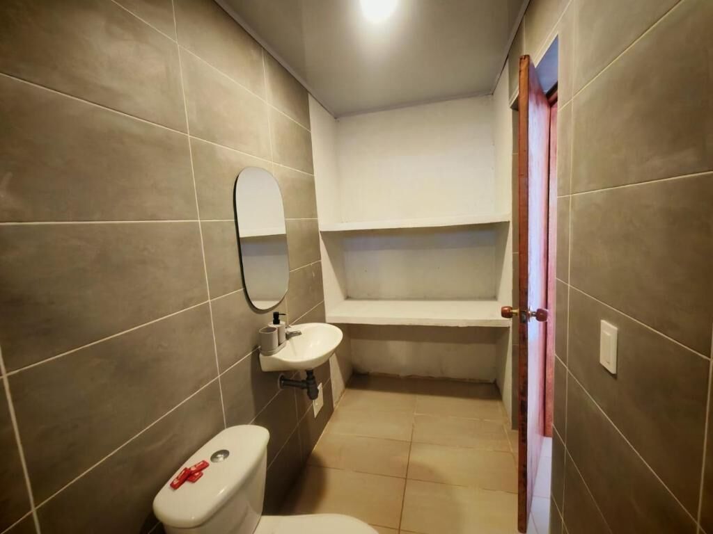 Quarto standard | Banheiro | Chuveiro, toalhas de banho, sabonete, papel higiênico