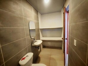 Standard Room | Bathroom | Shower, towels, soap, toilet paper - Tata Lolo (Coveñas)