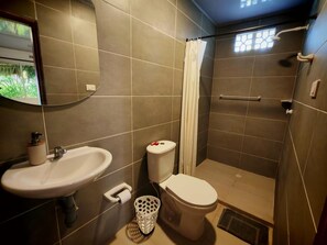 Douche, serviettes fournies, savon, papier toilette