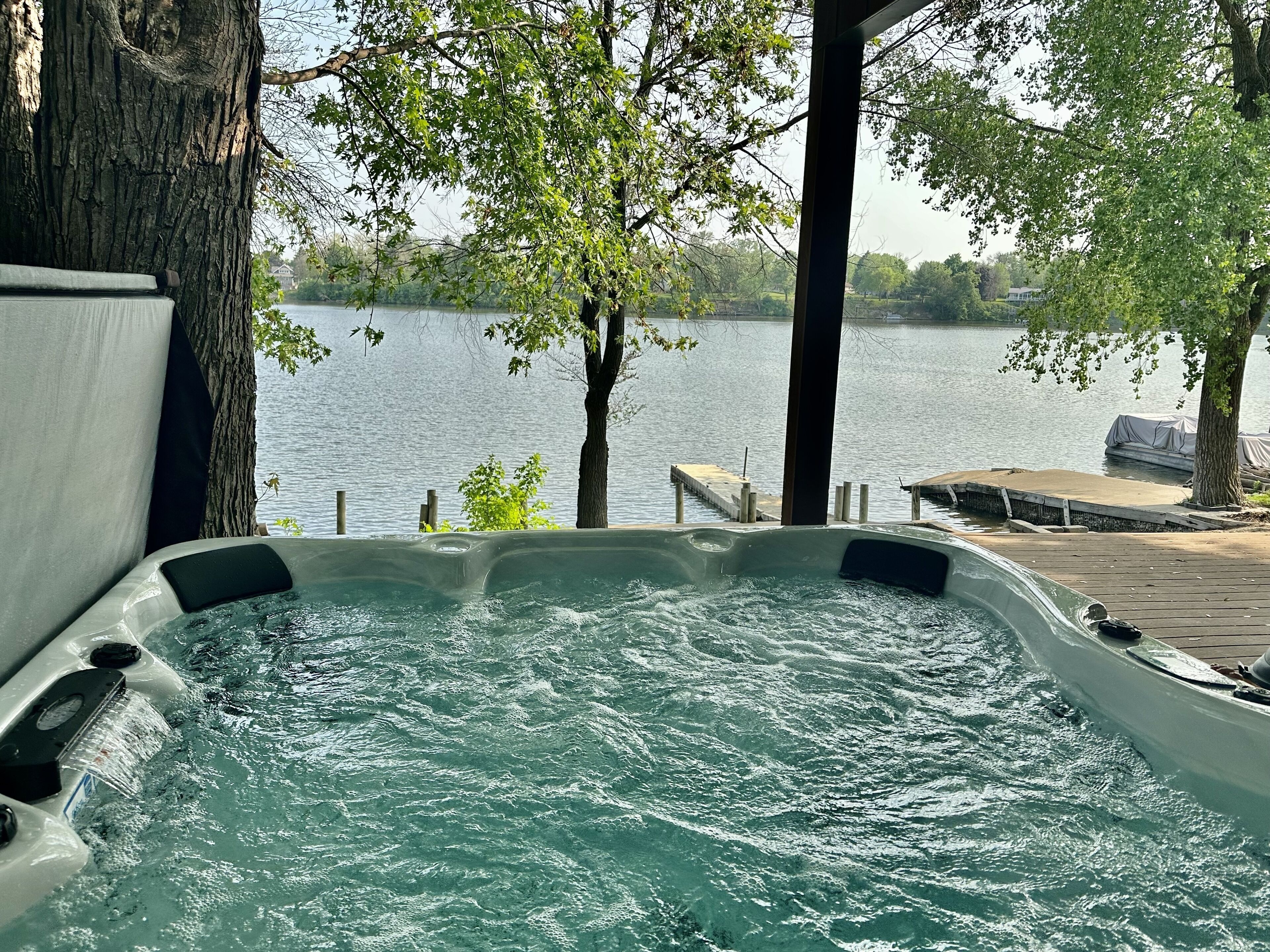 Recently Remodeled House On Cedar Lake With Brand New 8-Person Hot Tub!