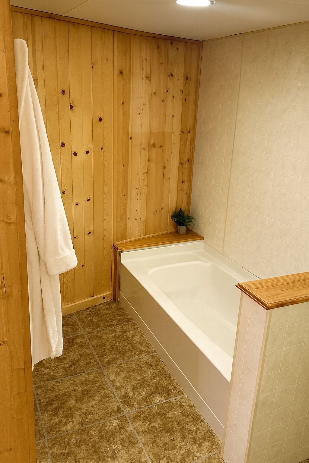 Une salle de bain avec un mur en bois, une baignoire et un sol carrelé.