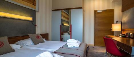 Economy tweepersoonskamer | Een minibar, een kluis op de kamer, een bureau, een laptopwerkplek