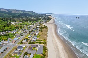 Sun loungers, beach towels - NEW Steps to Beach, Hot Tub, Firepit, PS5, Dog Friendly, Walk to Eat+Shop, Slp 6 (Rockaway Beach)