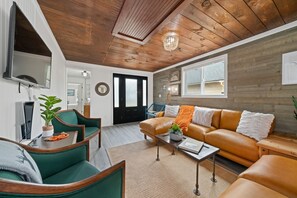 Smart TV, fireplace, video-game console, books - NEW Steps to Beach, Hot Tub, Firepit, PS5, Dog Friendly, Walk to Eat+Shop, Slp 6 (Rockaway Beach)