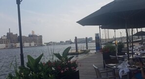 Outdoor dining - Beautiful Luxury waterfront Property,clean,Fully sterilized,Family oriented. (Baltimore)