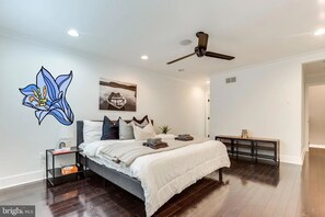 5 bedrooms, iron/ironing board, free WiFi, bed sheets - Beautiful Luxury waterfront Property,clean,Fully sterilized,Family oriented. (Baltimore)