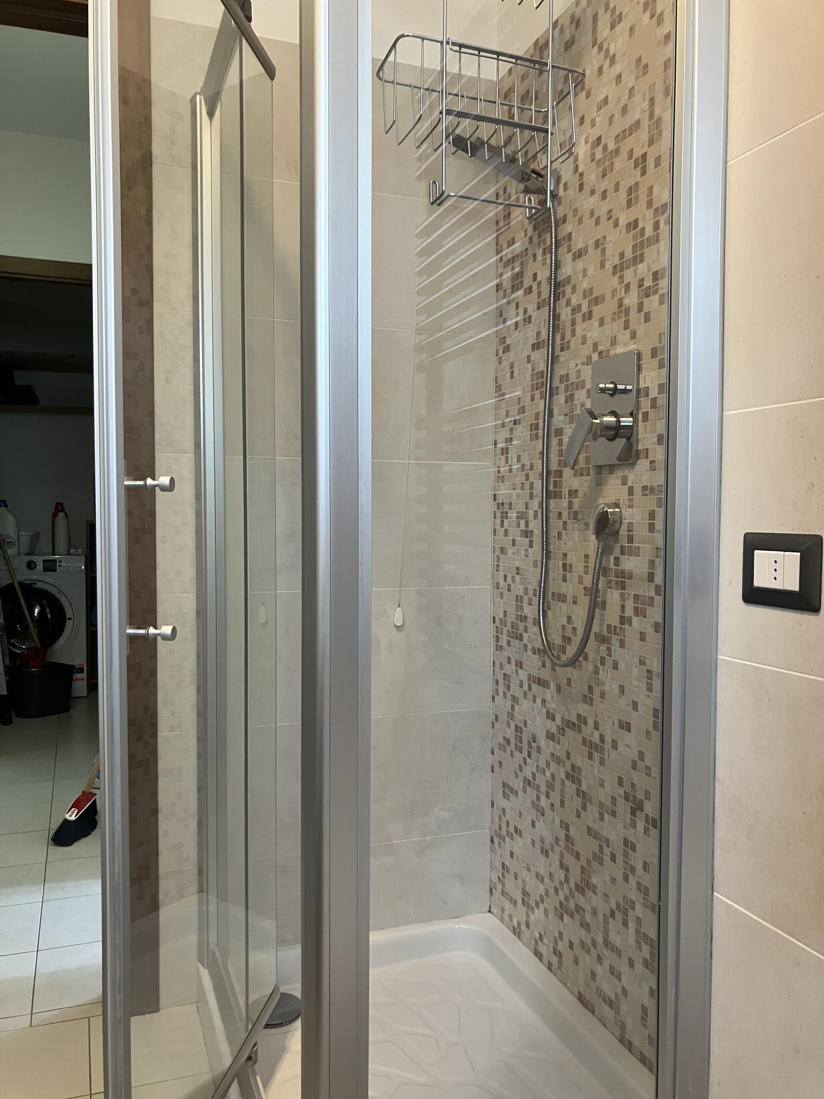 Doccia, asciugacapelli, bidet, sapone