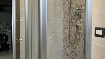 Doccia, asciugacapelli, bidet, sapone