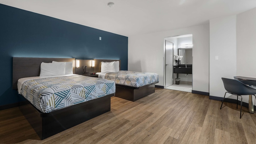 Studio 6 Suites Escondido, CA