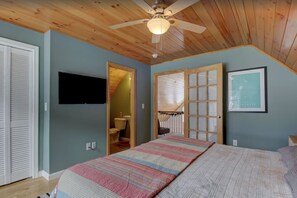 3 bedrooms, desk, iron/ironing board, travel cot