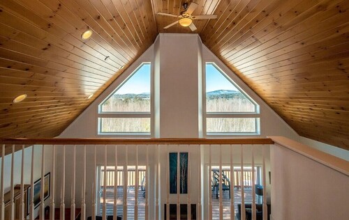 Tranquil mountain view home near downtown North Conway
Mountain Views. Cable TV.