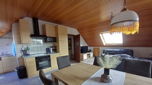 Een modern loft appartement met keuken, eethoek en woongedeelte.