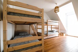5 quartos, ferros/tábuas de passar roupa, berço de viagem