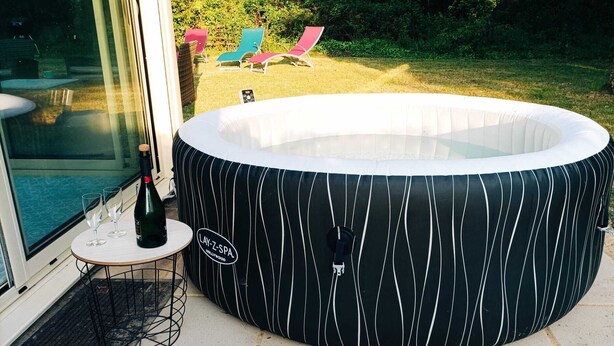 Una bañera hidromasaje a rayas blancas y negras con un letrero que dice "LAY-7 SPA Hollywood".
