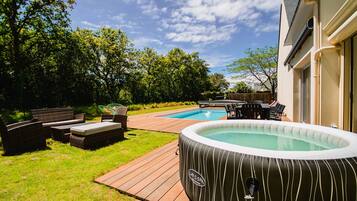 Alberca techada y alberca al aire libre