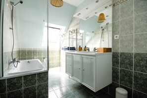 Chuveiro, secador de cabelo, papel higiênico