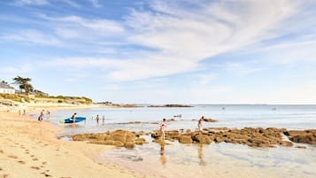 Plage à proximité, chaises longues