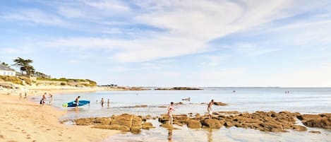 Ubicación cercana a la playa y tumbonas