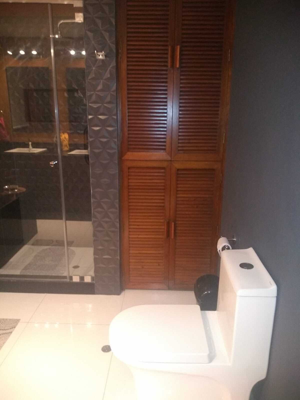 Douche, baignoire à jets, serviettes fournies, savon