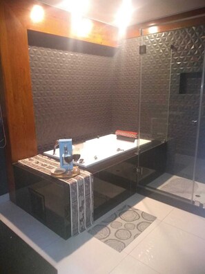 Dusche, Whirlpool, Handtücher, Seife