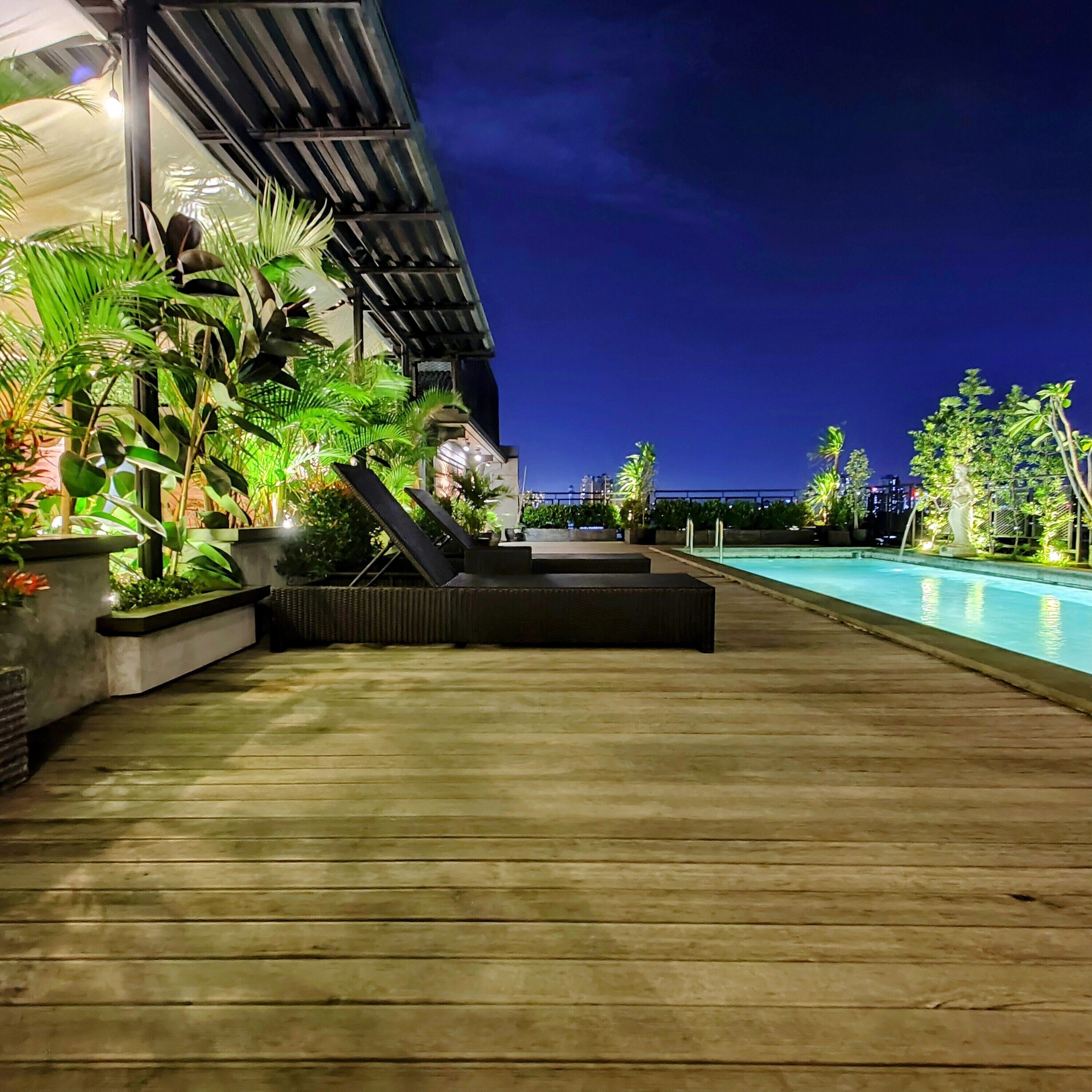 สร ะว่ายน้ำกลางแจ้ง