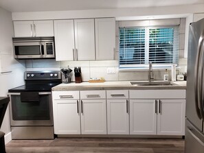 Fridge, microwave, oven, stovetop - Modern Mid-Town Coeur d'Alene Apartment (Coeur d'Alene)