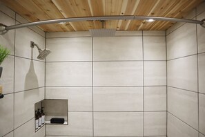 Hair dryer, towels, soap, shampoo - Modern Mid-Town Coeur d'Alene Apartment (Coeur d'Alene)