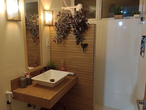 Design appartement | Badkamer | Een douche, een haardroger, handdoeken, zeep