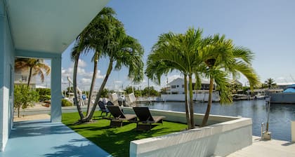 Jaw-dropping Canal View Key Largo Boat Slip, Bay