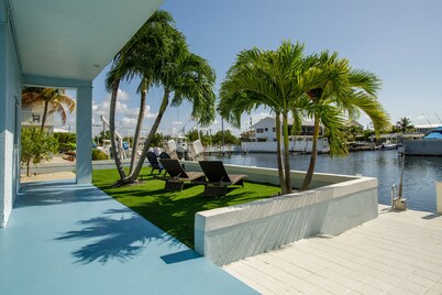 Jaw-dropping Canal View Key Largo Boat Slip, Bay