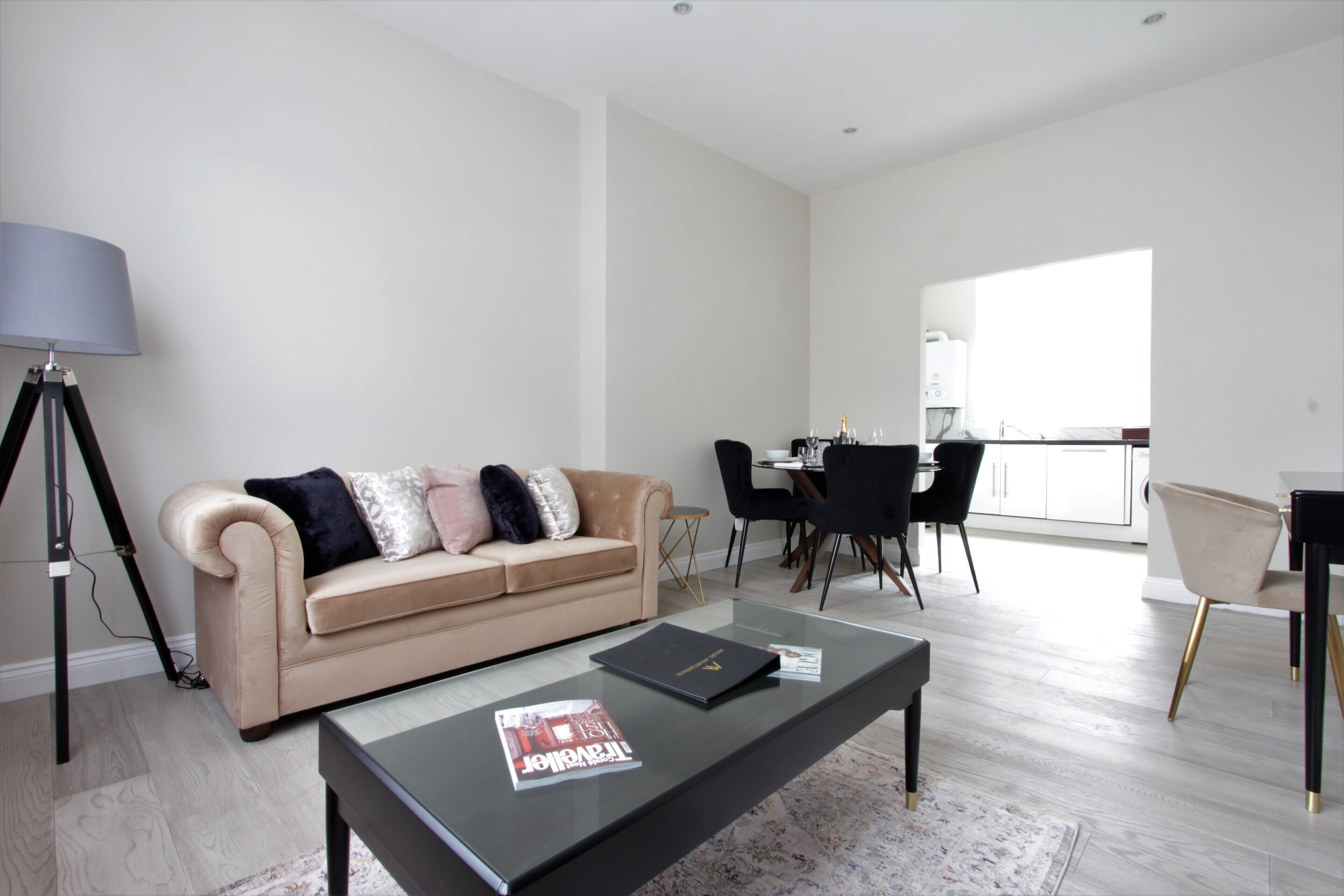 Luxury two bedroom Central London apartment minutes from Farringdon Station!