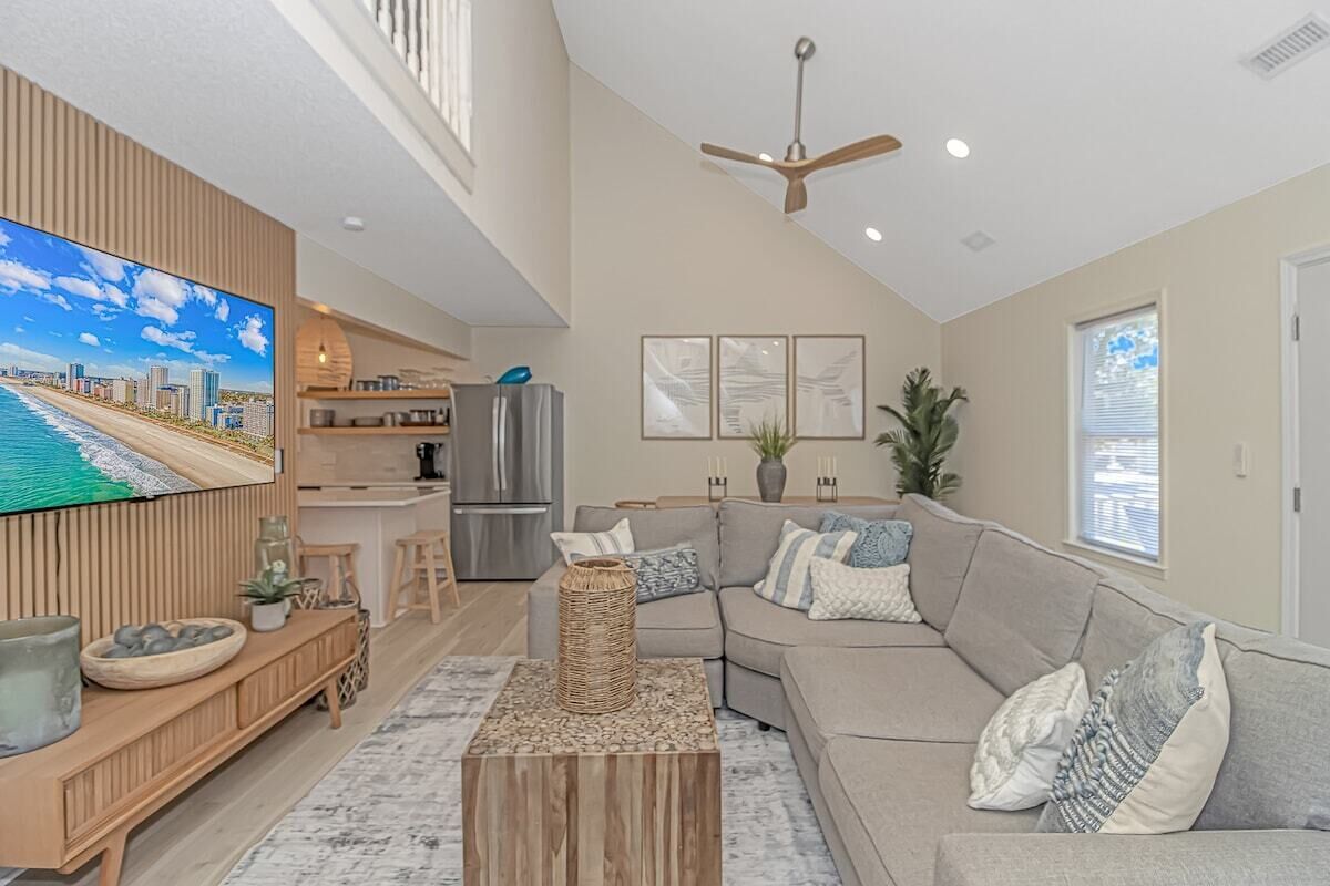 Fin & Tonic · 5 min. walk to Beach, Mclean Park & Main St.