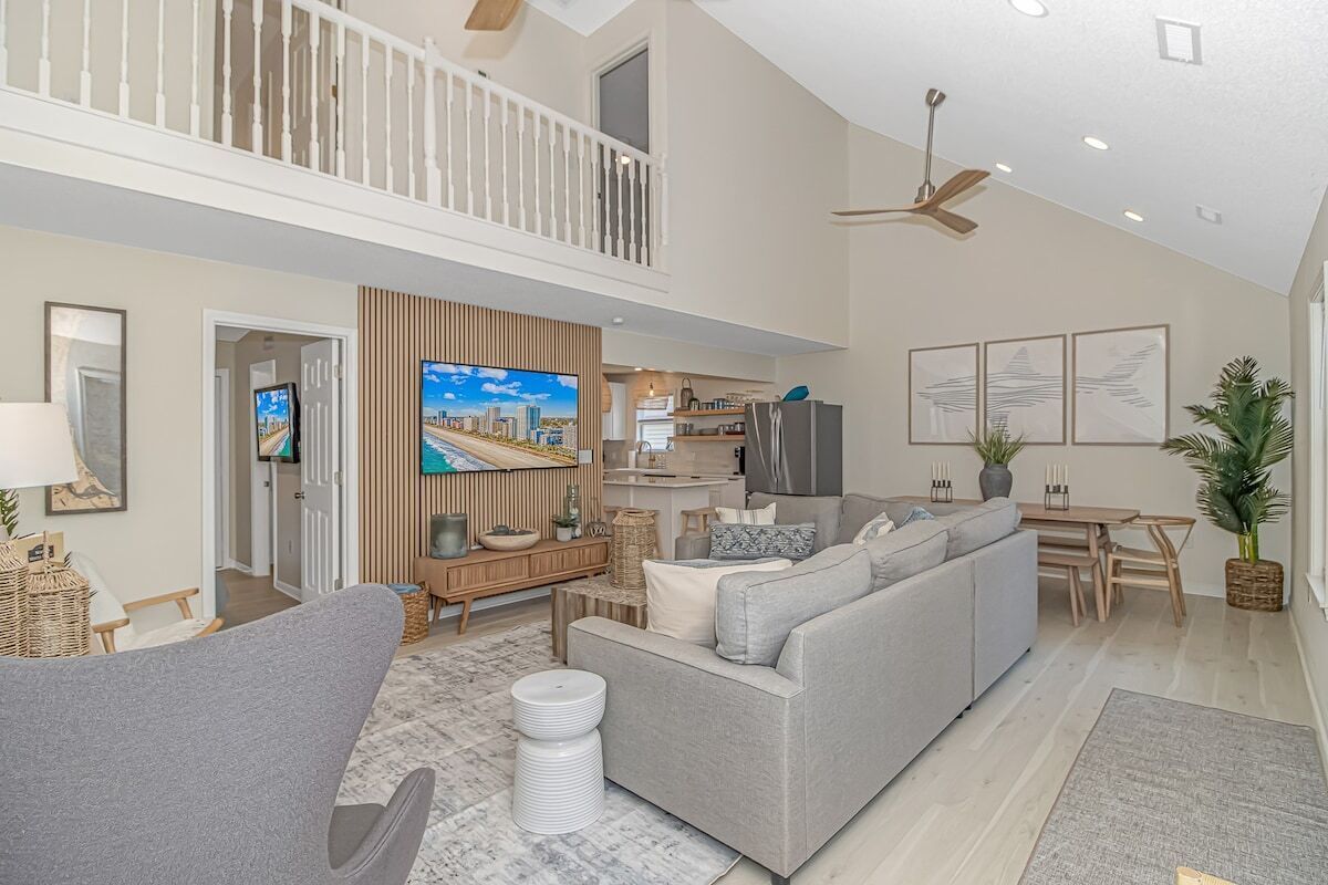 Fin & Tonic · 5 min. walk to Beach, Mclean Park & Main St.