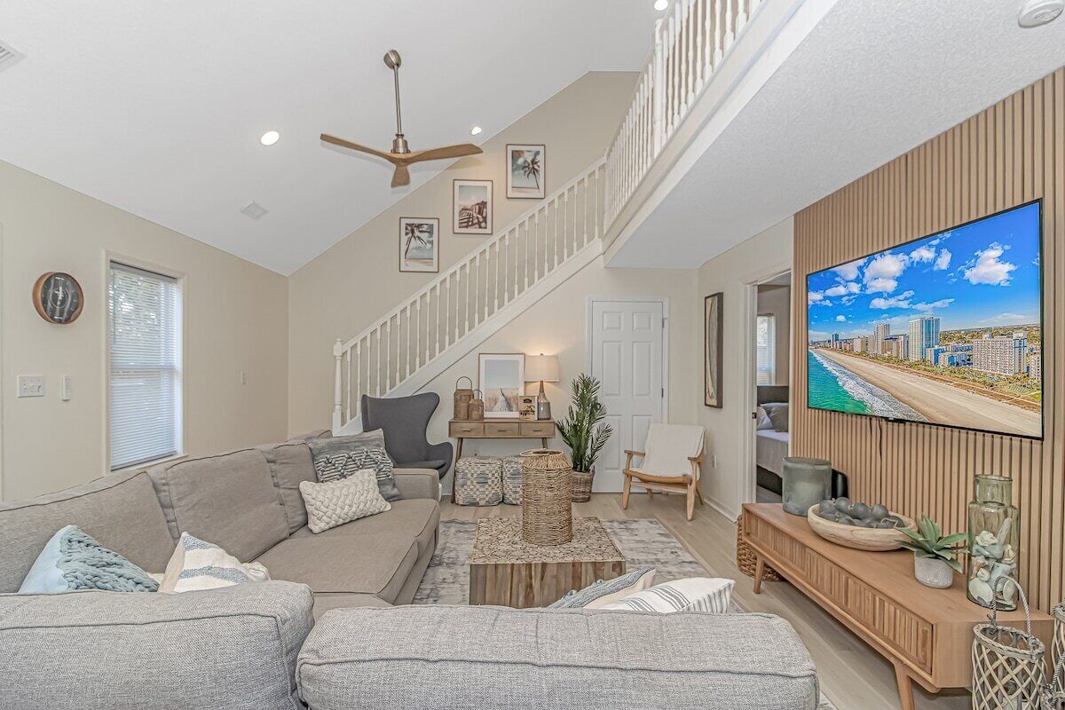 Fin & Tonic · 5 min. walk to Beach, Mclean Park & Main St.