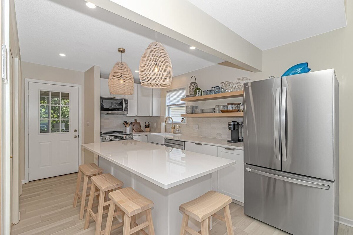 Fin & Tonic · 5 min. walk to Beach, Mclean Park & Main St.