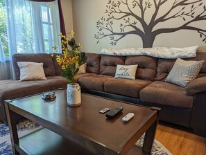 Smart TV, books - Cozy Mountain Retreat:The Ultimate WV Getaway w/ large hot tub on spacious porch (Midway)