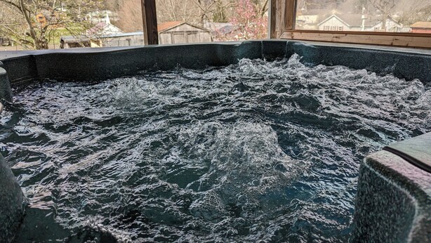 Un bain à remous avec vue sur un quartier résidentiel.