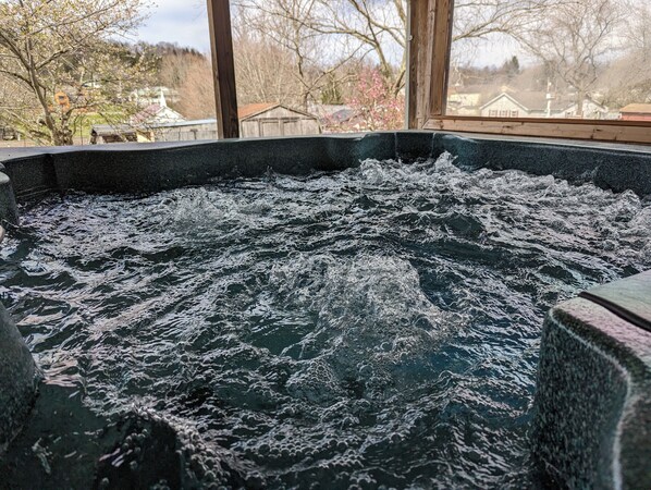 Outdoor spa tub - Cozy Mountain Retreat:The Ultimate WV Getaway w/ large hot tub on spacious porch (Midway)