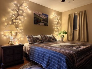 3 bedrooms, desk, iron/ironing board, free WiFi - Cozy Mountain Retreat:The Ultimate WV Getaway w/ large hot tub on spacious porch (Midway)