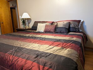 3 habitaciones, escritorio, tabla de planchar con plancha y wifi gratis 