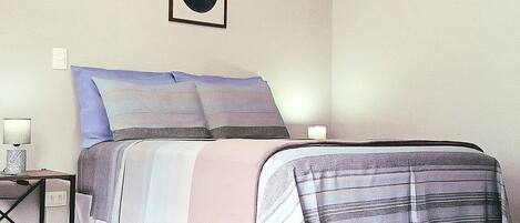 1 habitación, escritorio, tabla de planchar con plancha y wifi gratis