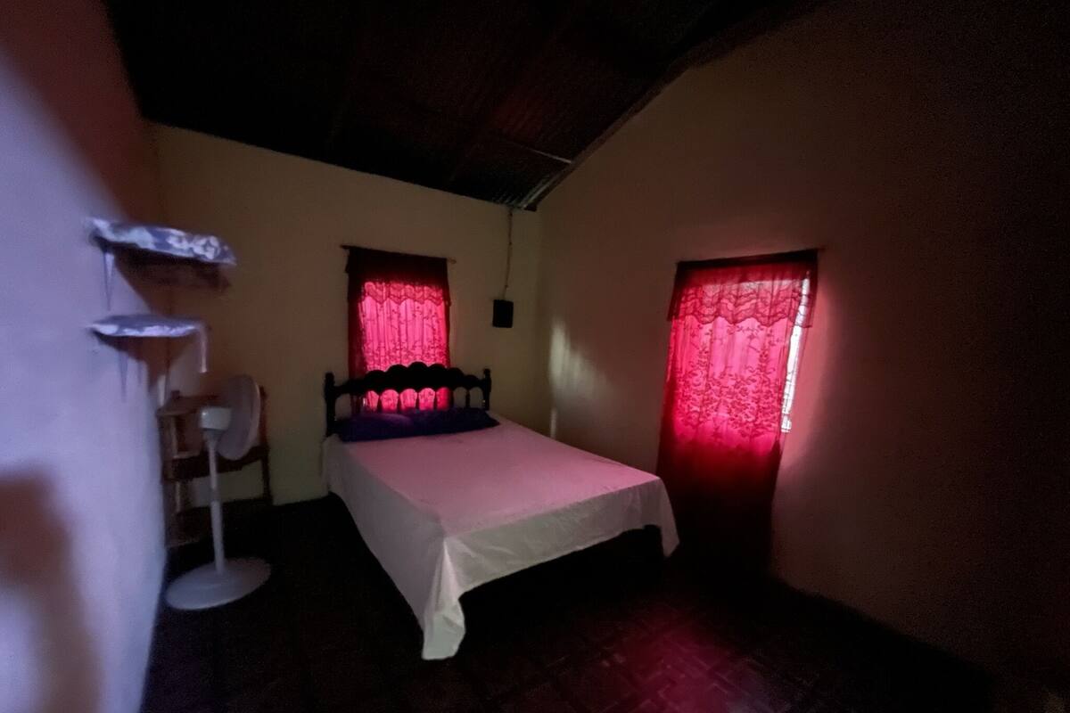 Habitación doble económica, 1 cama matrimonial, vista al jardín | Wifi gratis y ropa de cama
