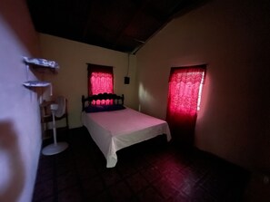 Quarto casal econômico, 1 cama de casal, vista para o jardim | Wi-Fi de cortesia, roupa de cama